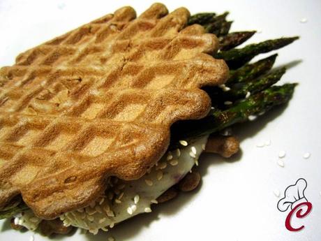 Waffles salati al grano arso con crema di patate al rosmarino e asparagi saltati allo zenzero: due anni di noi