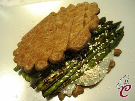 Waffles salati al grano arso con crema di patate al rosmarino e asparagi saltati allo zenzero: due anni di noi