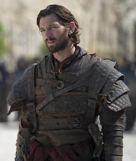 Michiel Huisman nei panni di Dario Naharis