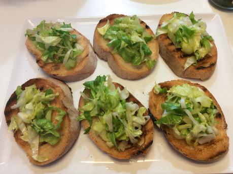 CROSTONI CON MAIONESE AL LIMONE E BASILICO, GAMBERI E FOGLIE DI CAPPERI MARINATE