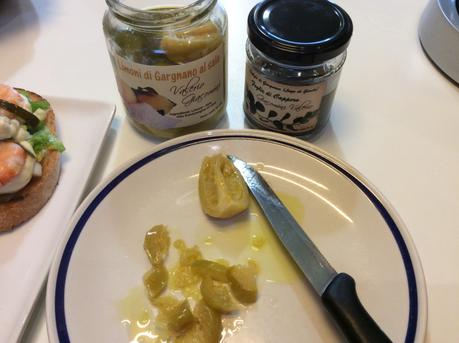 CROSTONI CON MAIONESE AL LIMONE E BASILICO, GAMBERI E FOGLIE DI CAPPERI MARINATE