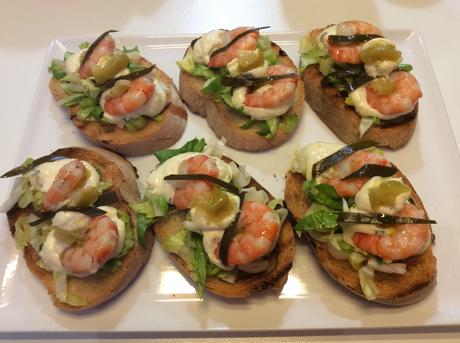 CROSTONI CON MAIONESE AL LIMONE E BASILICO, GAMBERI E FOGLIE DI CAPPERI MARINATE