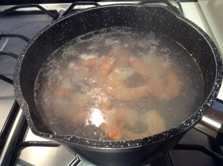 CROSTONI CON MAIONESE AL LIMONE E BASILICO, GAMBERI E FOGLIE DI CAPPERI MARINATE