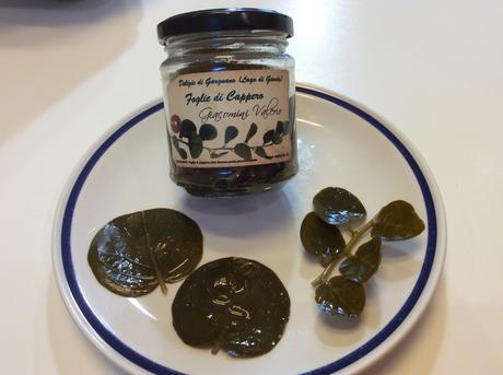 CROSTONI CON MAIONESE AL LIMONE E BASILICO, GAMBERI E FOGLIE DI CAPPERI MARINATE