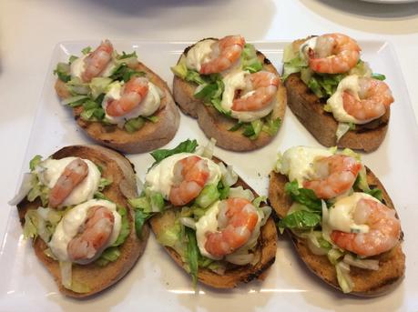CROSTONI CON MAIONESE AL LIMONE E BASILICO, GAMBERI E FOGLIE DI CAPPERI MARINATE