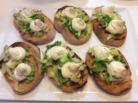 CROSTONI CON MAIONESE AL LIMONE E BASILICO, GAMBERI E FOGLIE DI CAPPERI MARINATE