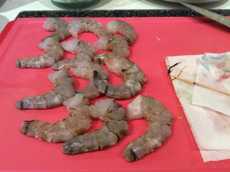 CROSTONI CON MAIONESE AL LIMONE E BASILICO, GAMBERI E FOGLIE DI CAPPERI MARINATE