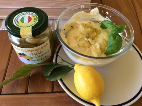 CROSTONI CON MAIONESE AL LIMONE E BASILICO, GAMBERI E FOGLIE DI CAPPERI MARINATE