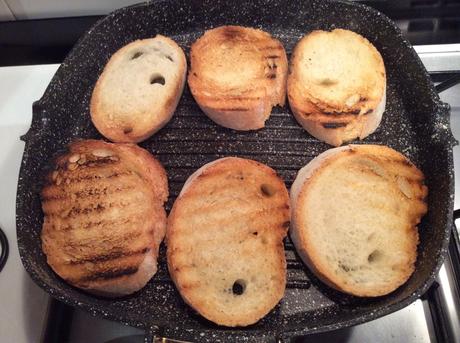 CROSTONI CON MAIONESE AL LIMONE E BASILICO, GAMBERI E FOGLIE DI CAPPERI MARINATE