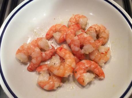 CROSTONI CON MAIONESE AL LIMONE E BASILICO, GAMBERI E FOGLIE DI CAPPERI MARINATE