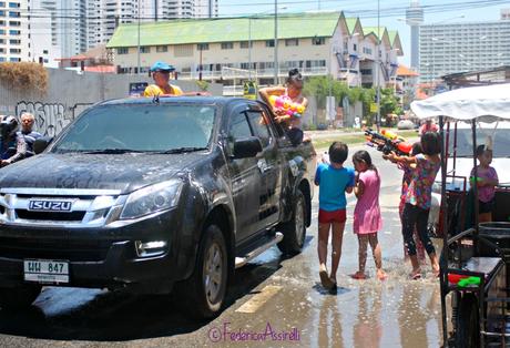 Perfettamente integrati nel Songkran 2015!