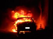 Incendiano l’auto candidato sindaco intimidirlo