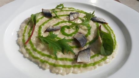 risotto Vialone Nano Igp al formaggio acido con sarde allo spiedo, perle di Trento Doc al Ferrari Perlè Rosè e salsa al crescione spontaneo