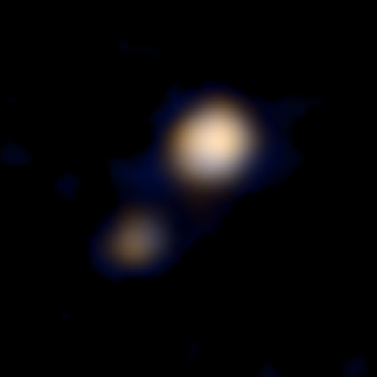 Prima immagine a colori di Plutone e Caronte ripresa dalla sonda New Horizons con la camera “Ralph” il 9 aprile 2015 da una distanza di circa 115 milioni di chilometri. Crediti: NASA/Johns Hopkins University Applied Physics Laboratory/Southwest Research Institute