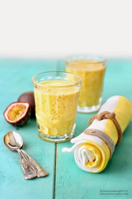 Smoothie tropicale alla banana e frutto della passione