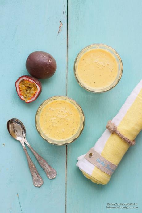 Smoothie tropicale alla banana e frutto della passione