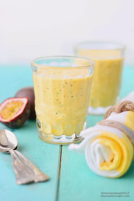 Smoothie tropicale alla banana e frutto della passione