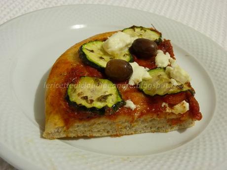 Pizza con crusca, zucchine, feta, olive e lievito madre