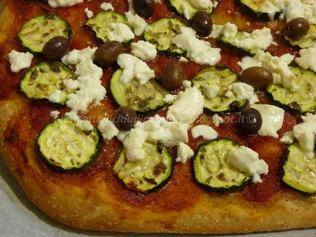 Pizza con crusca, zucchine, feta, olive e lievito madre