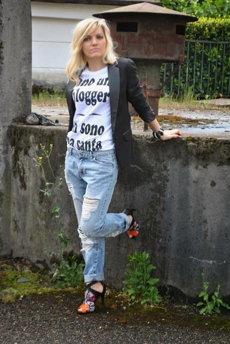 tshirt e blazer nero abbinamenti tshirt come abbinare la tshirt outfit boyfriend ripped jeans outfit tshirt outfit giacca nera mariafelicia magno colorblock by felym mariafelicia magno fashion blogger outfit primaverili donna jeans e tacchi tshirt happiness giacca reverse nera sandali etnici come abbianre la giacca nera come abbinare i boyfirend jeans abbianmenti boyfriend jeans pimkie blogger italiane di moda milano fashion blog italiani ragazze bionde girl italian girl fashion bloggers italy how to wear boyfriend ripped jeans black blazer jeans and heels blondie girls fashion bloggers italy