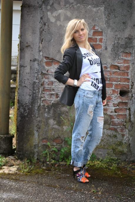outfit boyfriend ripped jeans outfit tshirt outfit giacca nera mariafelicia magno colorblock by felym mariafelicia magno fashion blogger outfit primaverili donna jeans e tacchi tshirt happiness giacca reverse nera sandali etnici come abbianre la giacca nera come abbinare i boyfirend jeans abbianmenti boyfriend jeans pimkie blogger italiane di moda milano fashion blog italiani ragazze bionde girl italian girl fashion bloggers italy how to wear boyfriend ripped jeans black blazer jeans and heels blondie girls fashion bloggers italy