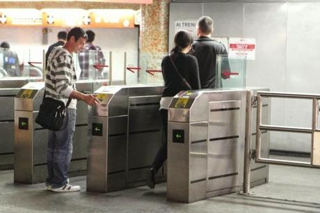 Quante sono realmente le persone che evadono il biglietto della metro? Davvero l'uno virgola qualcosa come sostiene Atac?