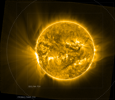 La corona solare svelata L'immagine mostra l'enorme struttura a ventaglio associata ai bordi della regione attiva 12209 osservata da PROBA2 il 12 novembre scorso. I dati di PROBA2 sono stati combinati con immagini centrate del Sole per produrre un mosaico a campo largo. Le linee punteggiate indicano il campo di vista standard di SWAP, dello strumento AIA a bordo di SDO, mentre la linea tratteggiata indica una distanza di due raggi solari, mostrando le dimensioni della struttura a ventaglio. Crediti: Royal Observatory of Belgium