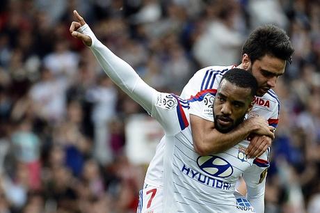 Lione-Evian 2-0: Grenier e Lacazette tengono vivo il sogno lionese