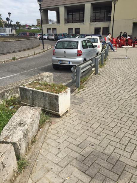 Parcheggio di Tor Vergata. Il grande reportage in 40 foto per una situazione completamente fuori controllo