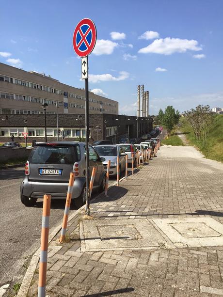 Parcheggio di Tor Vergata. Il grande reportage in 40 foto per una situazione completamente fuori controllo