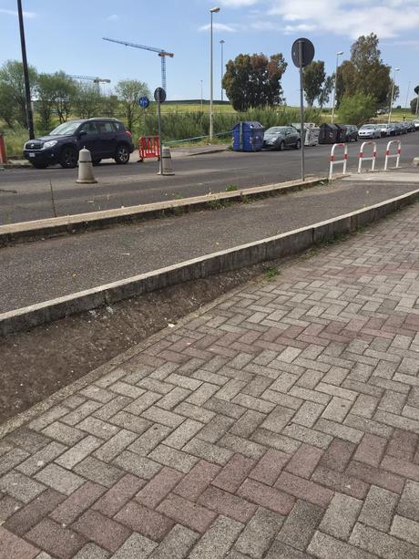 Parcheggio di Tor Vergata. Il grande reportage in 40 foto per una situazione completamente fuori controllo