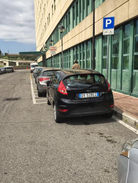 Parcheggio di Tor Vergata. Il grande reportage in 40 foto per una situazione completamente fuori controllo