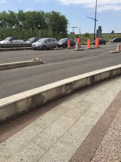 Parcheggio di Tor Vergata. Il grande reportage in 40 foto per una situazione completamente fuori controllo