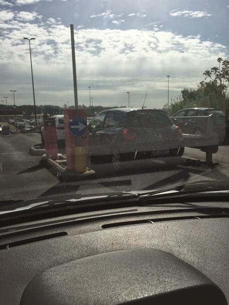 Parcheggio di Tor Vergata. Il grande reportage in 40 foto per una situazione completamente fuori controllo