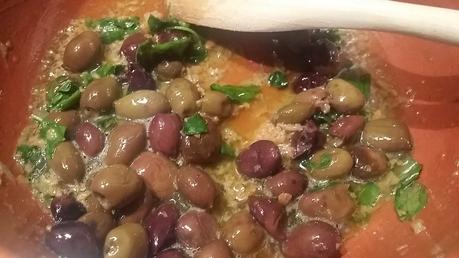 Sugo alle olive tagiasche con basilico e origano freschi