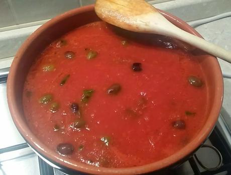 Sugo alle olive tagiasche con basilico e origano freschi