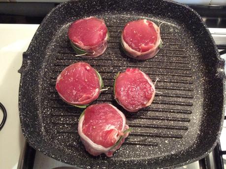 FILETTO DI MAIALE CON PANCETTA SALVIA E MELE CARAMELLATE