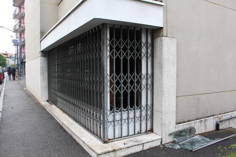 Ecco come si presentava questa mattina il negozio di toelettatura in via Voldomino a Luino