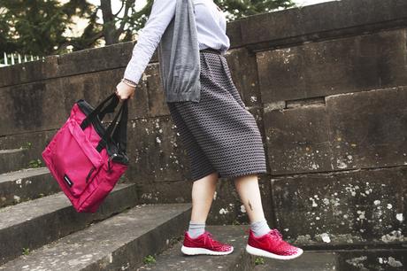borse per scuola eastpak, scarpe Nike rosa e rosse