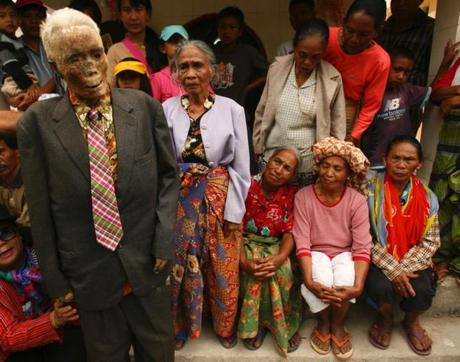 mummies-dressed-ma-nene-ritual-indonesia