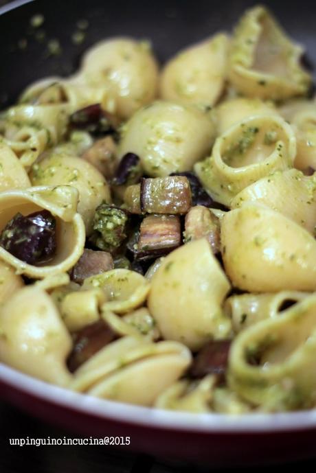 conchiglioni-pesto-melanzane-e-mandorle