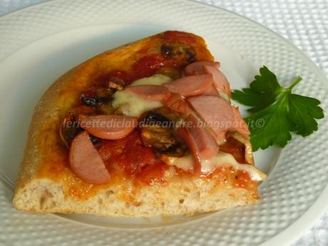 Pizza con crusca, champignon, wurstel, mozzarella e lievito madre