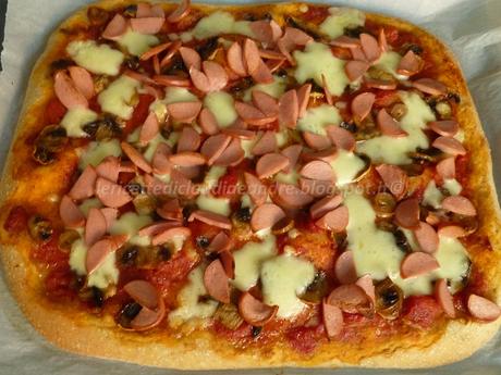 Pizza con crusca, champignon, wurstel, mozzarella e lievito madre