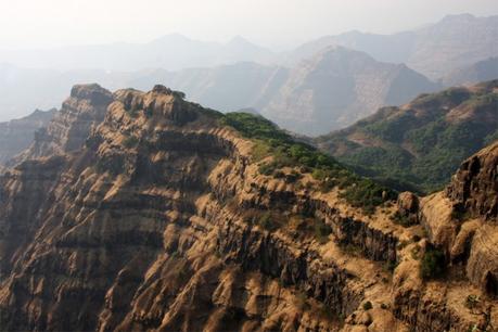 Nella fotografia, una parte dell'ammasso di 66 milioni di anni, frutto dei flussi di lava dei Trappi del Deccan nei pressi della città di Mahabaleshwar, in India. L'intero volume dei Trappi del Deccan potrebbe coprire una superficie grande quanto lo stato della California con uno strato di oltre un km di colata lavica. Crediti: Mark Richards