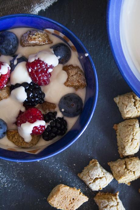 Crema danese con frutti rossie biscotti vegan