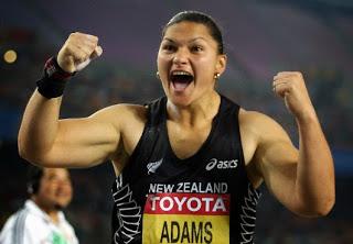 L'olimpionica  del getto del peso Valerie Adams sta recuperando dopo l'infortunio e solleva 120 Kg nella panca