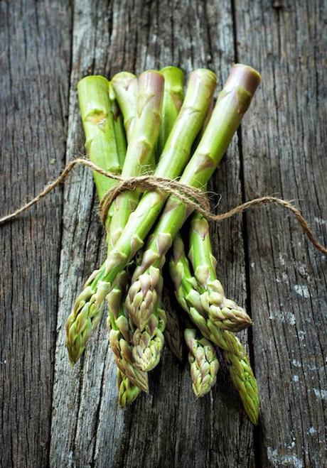 Minestra di primavera: vellutata con asparagi, piselli e ricotta