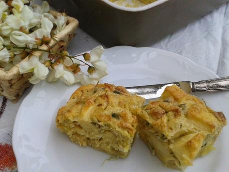 Torta con fiori di acacia