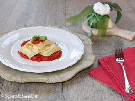 Ravioli di burrata con salsa al pomodoro