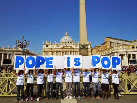 ROMA. Il flashmob del Papa “Pope is Pop” paga la bolletta ad una pensionata
